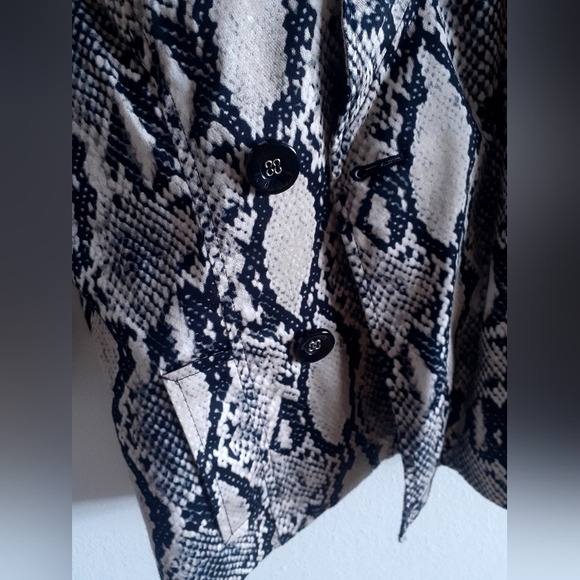 Snakeskin printed cropped blazer, full pockets, soft silky cotton blend - Picture 13 of 16